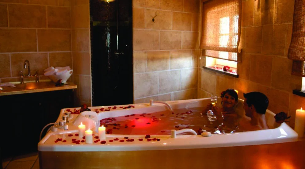 Hydrotherapy bath for two